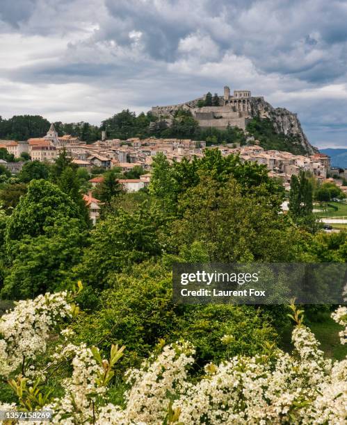 sensational sisteron - sisteron stock-fotos und bilder