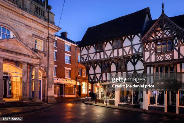 black and white, timber framed building, ludlow, shropshire, england - shropshire stockfoto's en -beelden