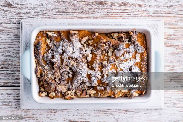 pumpkin bread pudding, vegan autumn and winter holiday dessert - forma de bolo imagens e fotografias de stock