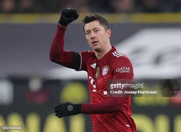 Robert Lewandowski of Muenchen celebrates scoring his team's third goal during the Bundesliga match between Borussia Dortmund and FC Bayern München...