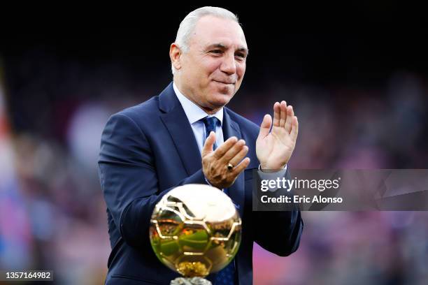 Former FC Barcelona player Hristo Stoichkov claps Alexia Putellas prior the La Liga Santander match between FC Barcelona and Real Betis at Camp Nou...