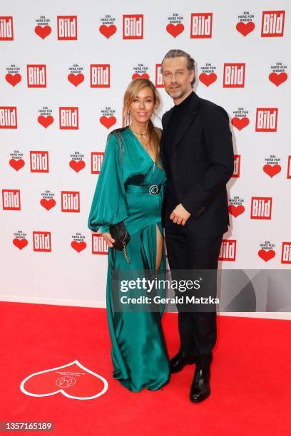 Annemarie Carpendale and Wayne Carpendale arrive for the "Ein Herz Für Kinder" Gala at Studio Berlin Adlershof on December 04, 2021 in Berlin,...