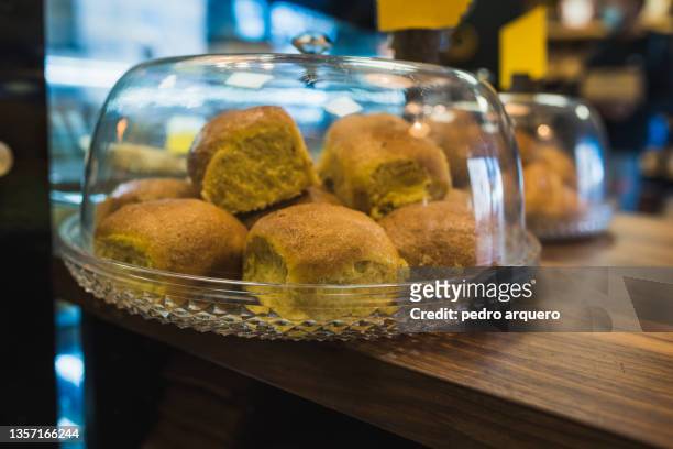 sweet bread inside a pastry shop - süßes brot stock-fotos und bilder