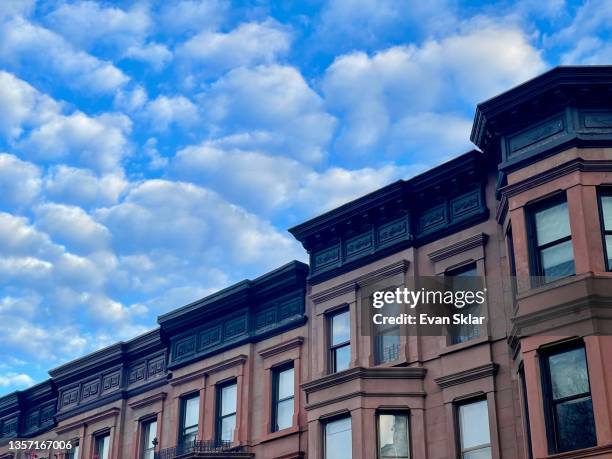 puffy clouds in brooklyn - brooklyn brownstone foto e immagini stock