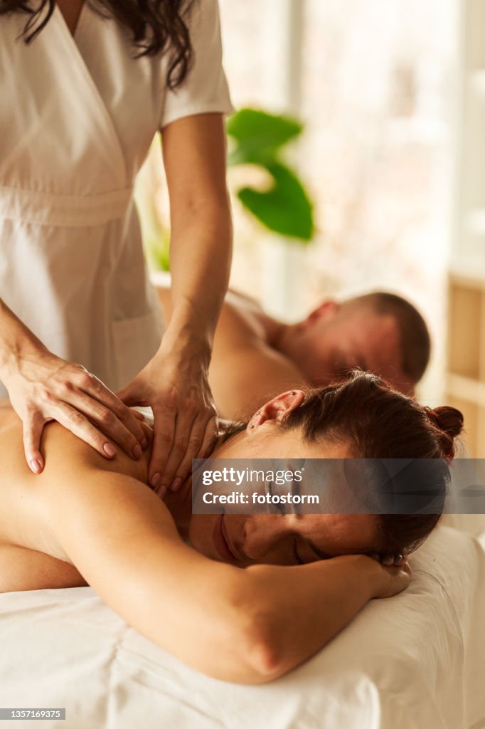 Perfekter Plan für ein Paar in einem Wellnesscenter