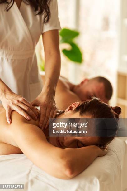 plan parfait pour un couple dans un centre de bien-être - massagem photos et images de collection