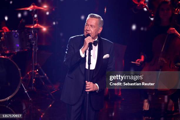 Roland Kaiser performs at the "Ein Herz Für Kinder" Gala at Studio Berlin Adlershof on December 04, 2021 in Berlin, Germany.