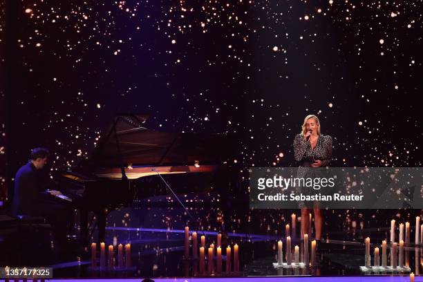 Sarah Connor performs on stage at the "Ein Herz Für Kinder" Gala at Studio Berlin Adlershof on December 04, 2021 in Berlin, Germany.