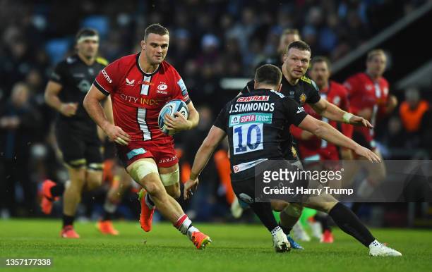 Ben Earl of Saracens looks to break past Joe Simmonds of Exeter Chiefs during the Gallagher Premiership Rugby match between Exeter Chiefs and...