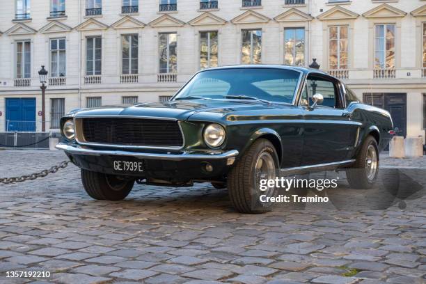 klassischer ford mustang auf einer straße - mustang stock-fotos und bilder