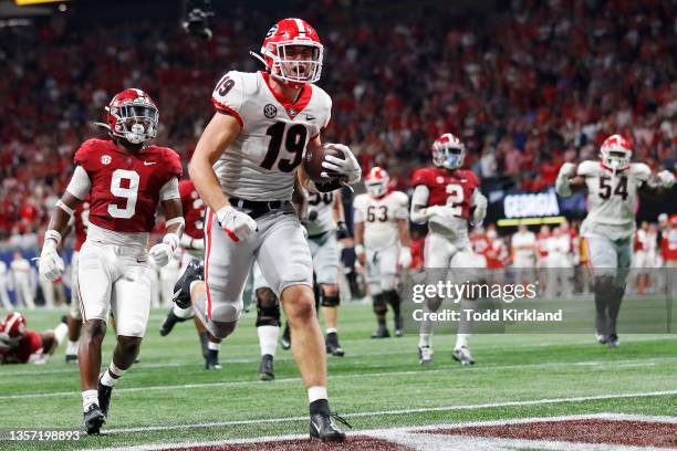 Brock Bowers of the Georgia Bulldogs scores a touchdown against the Alabama Crimson Tide during the fourth quarter of the SEC Championship game...