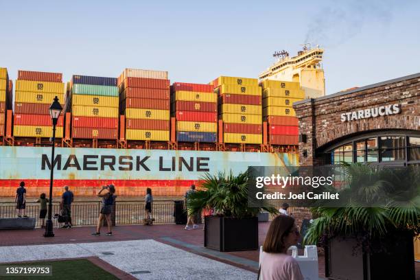 barco de maersk line que llega a savannah, georgia - maersk fotografías e imágenes de stock