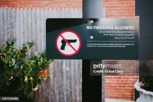 "no firearms allowed" sign - gun control stock-fotos und bilder