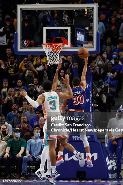 Golden State Warriors guard Stephen Curry drives for layup during the fourth quarter of his NBA basketball game against San Antonio Spurs in San...