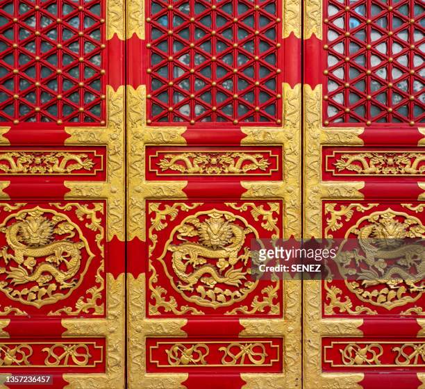 chinese traditional exterior wall decoration in city god temple of shanghai - close up gate stockfoto's en -beelden