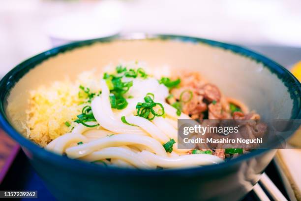 sanuki udon noodles - tenkasu 個照片及圖片檔