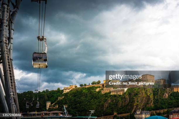 koblenz mit festung ehrenbreitstein, seilbahn und ausflugsboot - koblenz stock-fotos und bilder