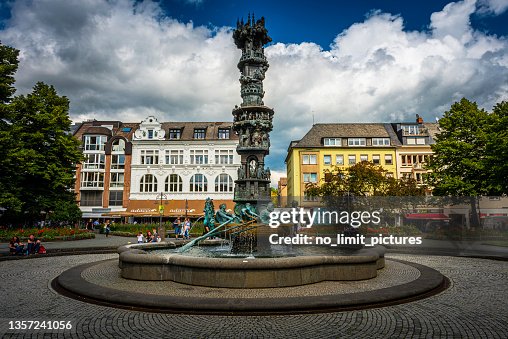 Fonte com escultura coluna história na praça Gorresplatz em Koblenz Fonte com escultura coluna história na praça Gorresplatz em Koblenz