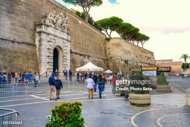 dutzende touristen reihten sich vor den vatikanischen museen im historischen zentrum roms aneinander - museum of ice cream stock-fotos und bilder