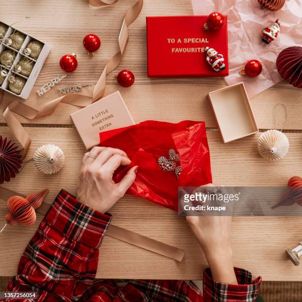 frau verpackt weihnachtsgeschenke von oben über der tischplatte flach gelegt - box white flat stock-fotos und bilder