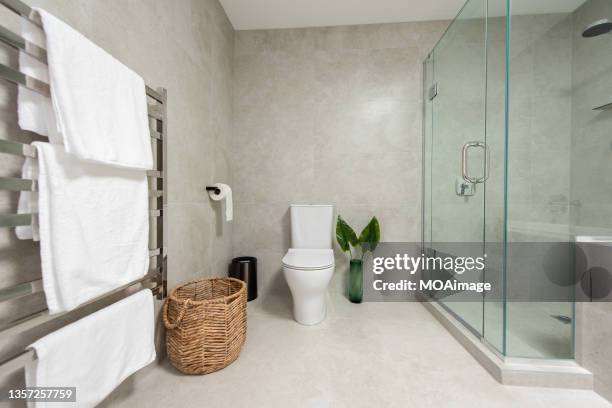 simple and clean bathroom - toilettes photos et images de collection