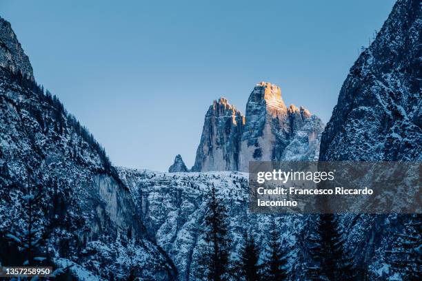 tre cime di lavaredo, dolomites alps, italy. winter snow, peaks illuminated at sunset - sesto stock pictures, royalty-free photos & images