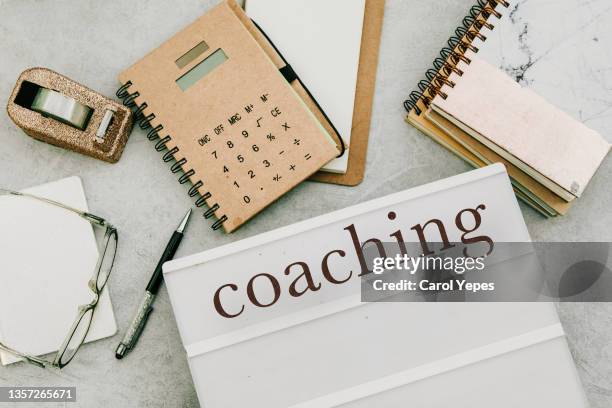 coaching text in desktop - leadership in coaching stock-fotos und bilder