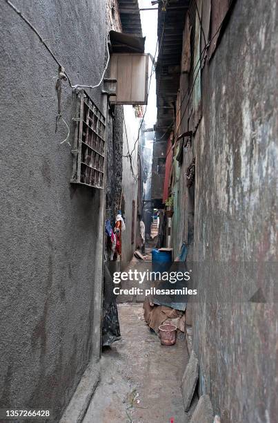 cramped alleyway, dharavi slums, mumbai, india - old houses in mumbai stock pictures, royalty-free photos & images