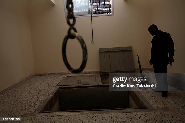 Man looks at execution chamber at a vandalized Benghazi Central Prison March 1, 2011 in Benghazi, Libya.
