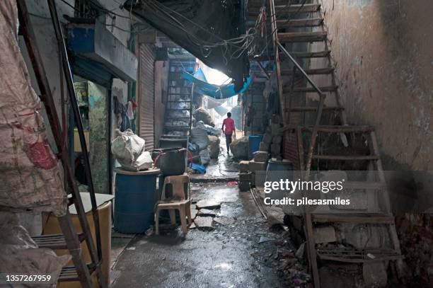 dharavi slums narrow thoroughfare, mumbai, india - indian slums fotografías e imágenes de stock