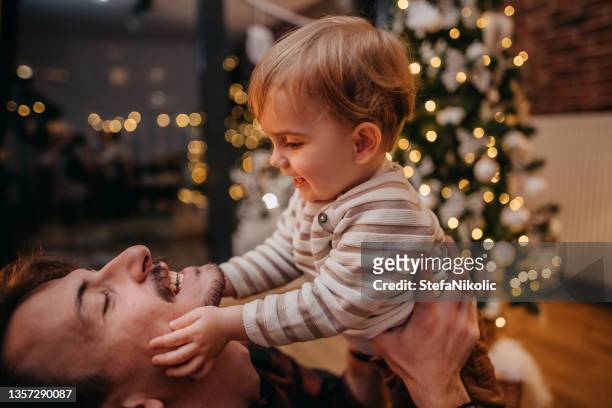 liebe zu vater und sohn - baby christmas stock-fotos und bilder