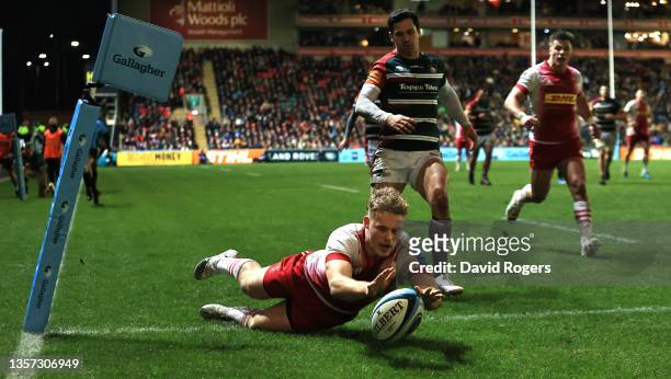 Louis Lynagh of Harlequins dives in to score their first try during the Gallagher Premiership Rugby match between Leicester Tigers and Harlequins at...