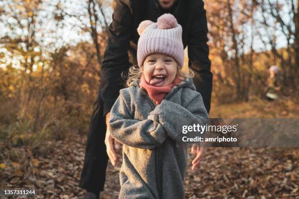 outdoor-porträt eines glücklichen kleinkindmädchens - niedlich stock-fotos und bilder