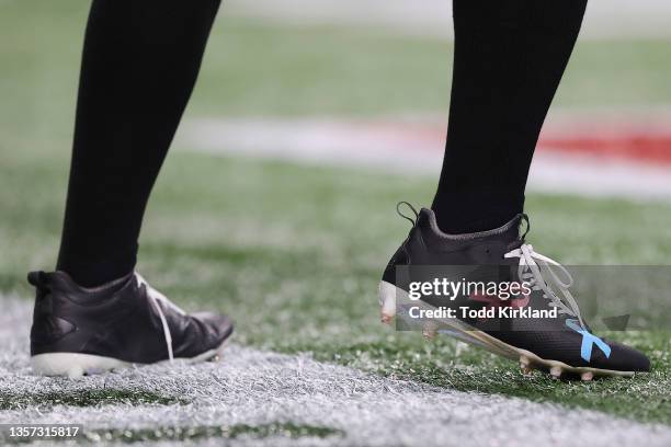 Dante Fowler Jr. #6 of the Atlanta Falcons wears custom cleats as part of the NFL's My Cause My Cleats campaign during warmups before a game against...