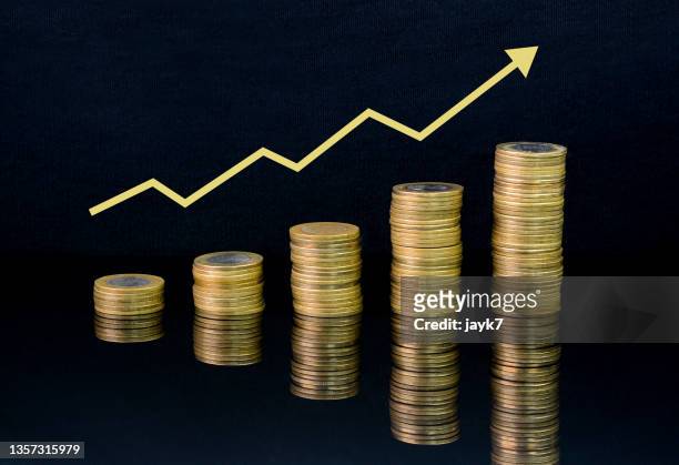 coins - inflación fotografías e imágenes de stock