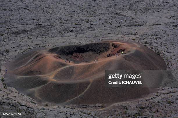 volcano reunion island - vulkanische krater stockfoto's en -beelden