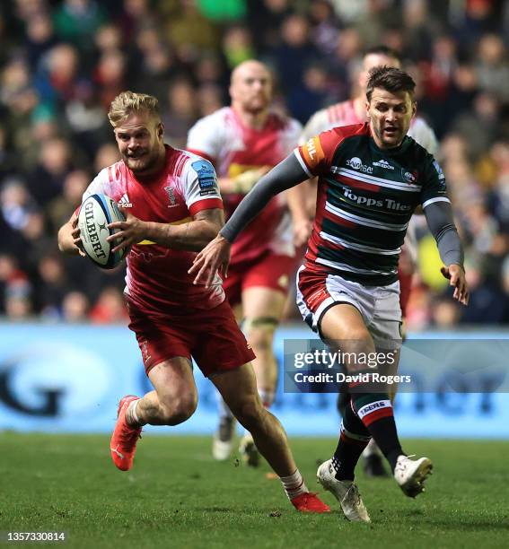 Tyrone Green of Harlequins taeks on Richard Wigglesworth during the Gallagher Premiership Rugby match between Leicester Tigers and Harlequins at...