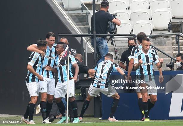 Gremio Players Photos And Premium High Res Pictures Getty Images gremio-players-photos-and-premium-high-res-pictures-getty-images