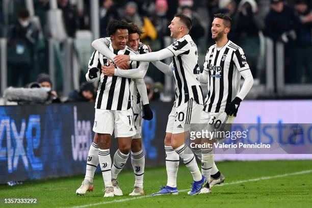 Juan Cuadrado of Juventus celebrates with Manuel Locatelli, Federico Bernardeschi and Rodrigo Bentancur after scoring their team's first goal during...