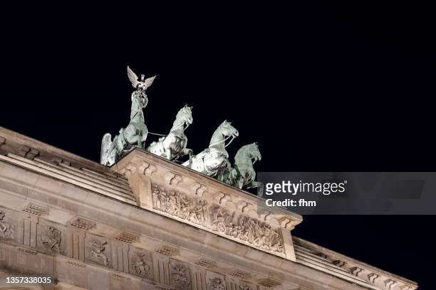 quadriga statue on brandenburg gate (berlin/ germany) - quadriga statue brandenburg gate stock-fotos und bilder