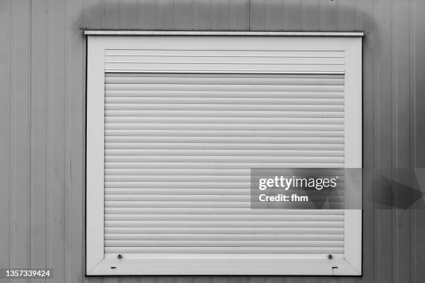 closed blind - persiana-ventana fotografías e imágenes de stock