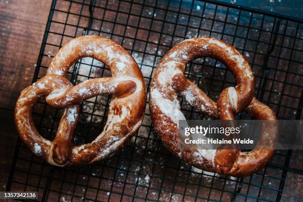 german pretzels - pretzel stockfoto's en -beelden