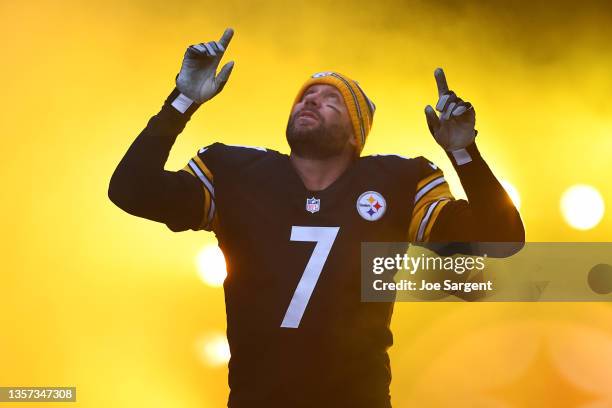 Ben Roethlisberger of the Pittsburgh Steelers takes the field during player introductions prior to the game against the Baltimore Ravens at Heinz...