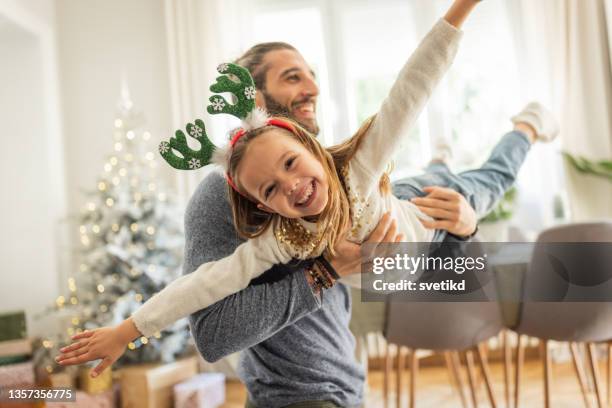 alegría de la mañana de navidad - christmas family fotografías e imágenes de stock