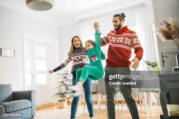 familie zu hause zum weihnachtstanzen - father daughter dance stock-fotos und bilder