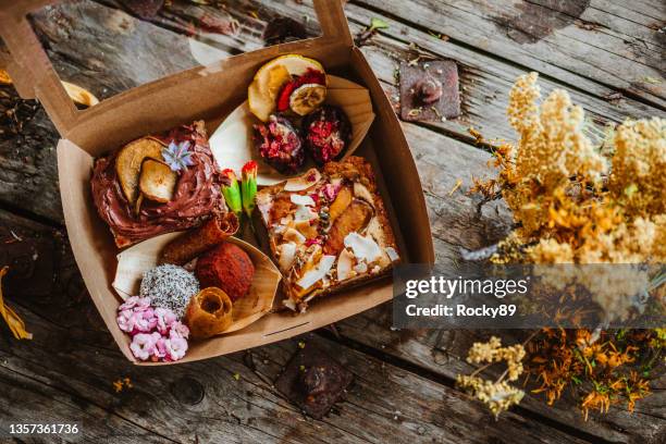 veganer brunch oder picknick-box - breakfast to go stock-fotos und bilder