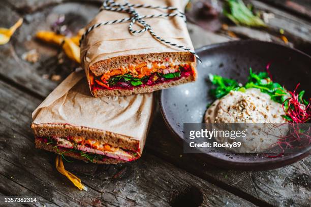 verpacktes sandwich mit hausgemachtem hummus - butterbrot stock-fotos und bilder