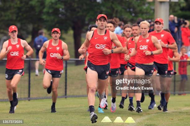 Players take part in a 2 kilometre run during a Sydney Swans AFL training session at Lakeside Oval on December 06, 2021 in Sydney, Australia.