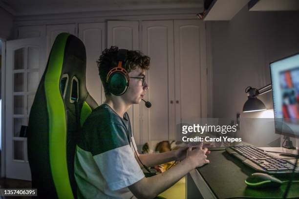 gamer boy - gambling 個照片及圖片檔