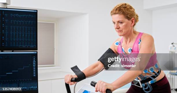 woman taking cardiopulmonary stress test - stress test stock pictures, royalty-free photos & images